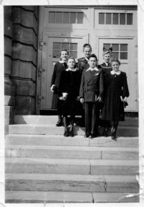 Blaubacher Konfirmanden vor der Luitpoldschule in Kusel.jpg