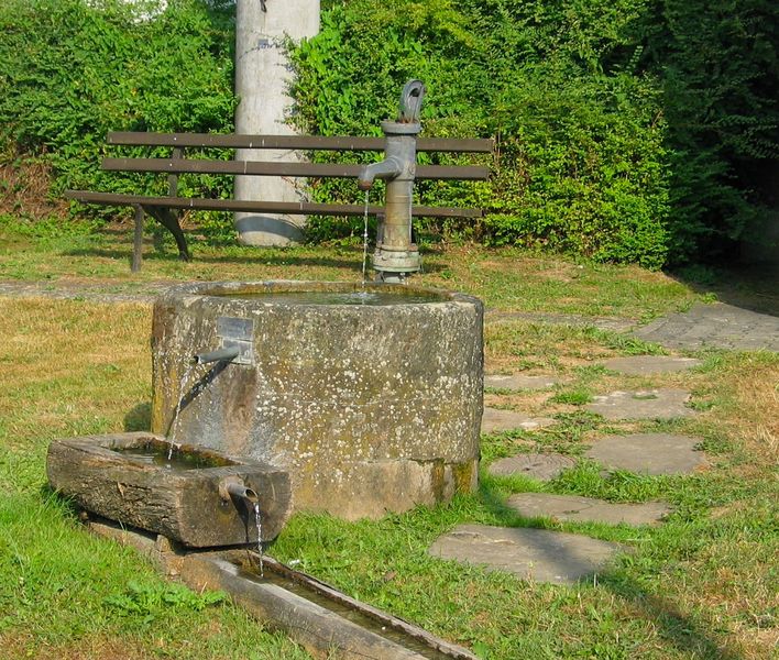 Datei:Brunnen In der Hohl.jpg