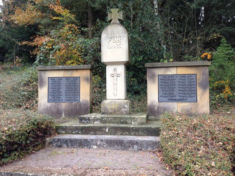 Datei:Ehrenmal 2013.jpg