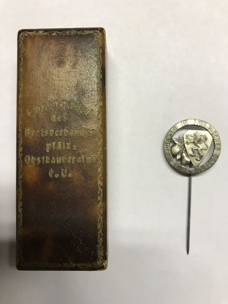 Datei:Ehrennadel pfälzischer Obstbauvereine.jpg