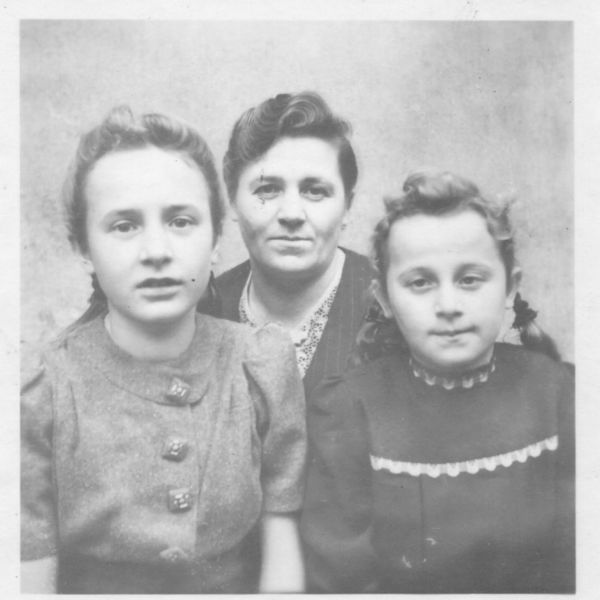 Datei:Familie Eisinger, Mutter u. Kinder.jpg