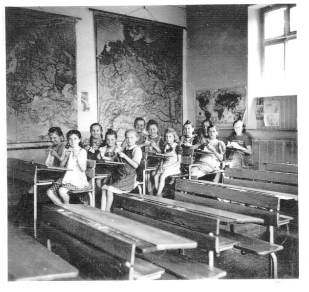 Datei:Handarbeitsunterricht in der Volksschule.jpg