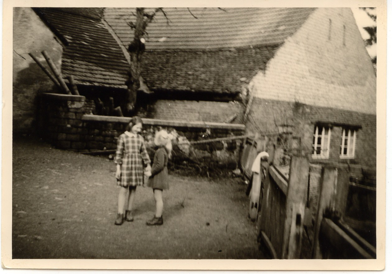 Datei:Im Hof der Alten Schule.png