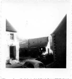 Im Hof vor den heutigen Anwesen Mauerweg 8 und 10.jpg