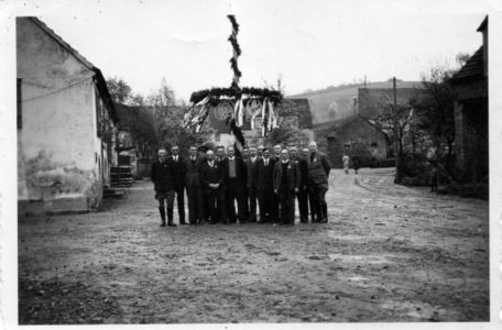 Männergruppe in der heutigen Ortsmitte.jpg