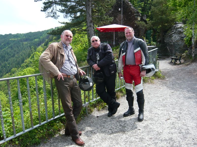 Datei:Motorradfreunde machen Rast.JPG