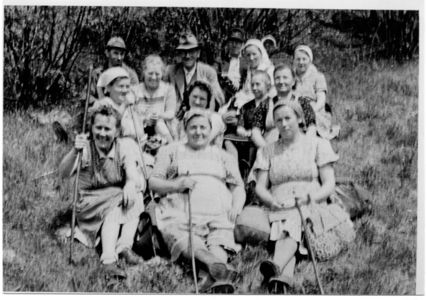 Pflanzarbeitsgruppe bei der Rast in der Gailbach.jpg