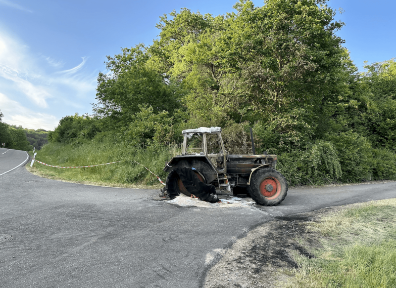 Datei:Schlepper abgebrannt.png