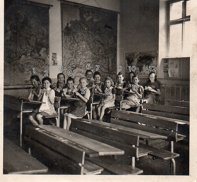 Datei:Volksschule Handarbeitsunterricht.jpg